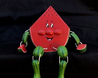 Lächelnde Wassermelonen-Holzfigur – Sammlerstück aus Obst