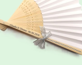 Abanicos de papel blanco recubiertos de bambú, ideales como recuerdos de boda o para complementar la vestimenta nupcial. Incluyen grabado, cinta y pedrería.