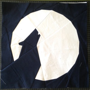 Wolf under the Moon Quilting Pattern. Foundation Paper Piecing Pattern. 16 in size. Block Quilt Pattern. PDF Downloadable