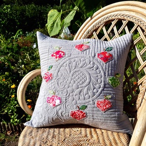 Apple Wreath Pillow Pattern. Foundation Paper Piecing Pattern. Freezer Paper. Modern Quilting. PDF Downloadable