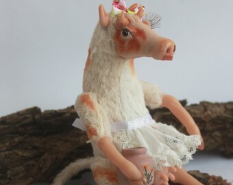 Lindo juguete de vaca Vaca hecha a mano Juguete para mascotas Juguete de peluche Arte animal Arte de vaca Arte de fantasía Muñecas miniaturas estatuilla Estatuilla de diseñador único