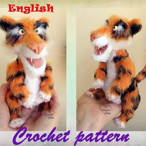 Könnte beinhalten: Häkelanleitung für ein Tiger-Amigurumi-Spielzeug. Der Tiger ist orange und schwarz mit weißen Akzenten. Er hat ein breites Lächeln und grüne Augen.