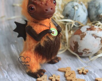 Dragón de otoño, juguete de dragón, bonito muñeco OOAK de dragón, bonito bebé dragón esponjoso, dragón de orejas pequeñas, juguete coleccionable de dragón