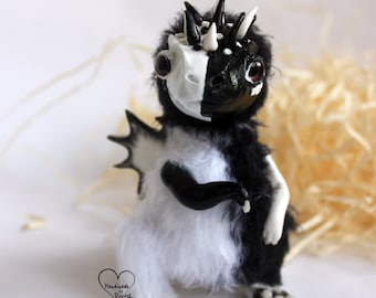 Con cuernos Negro blanco dragón juguete OOAK muñeca Lindo bebé dragón Pelusa Dragón de orejas pequeñas Tender Dragon Juguete coleccionable
