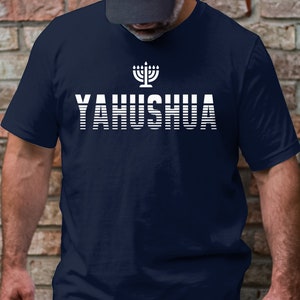 YAHUSHUAシャツデザイン、メノーラーデザインTシャツ、ヘブライ・イスラエルの信仰に基づいたグラフィックTシャツ、ユニセックスの快適フィットアパレル