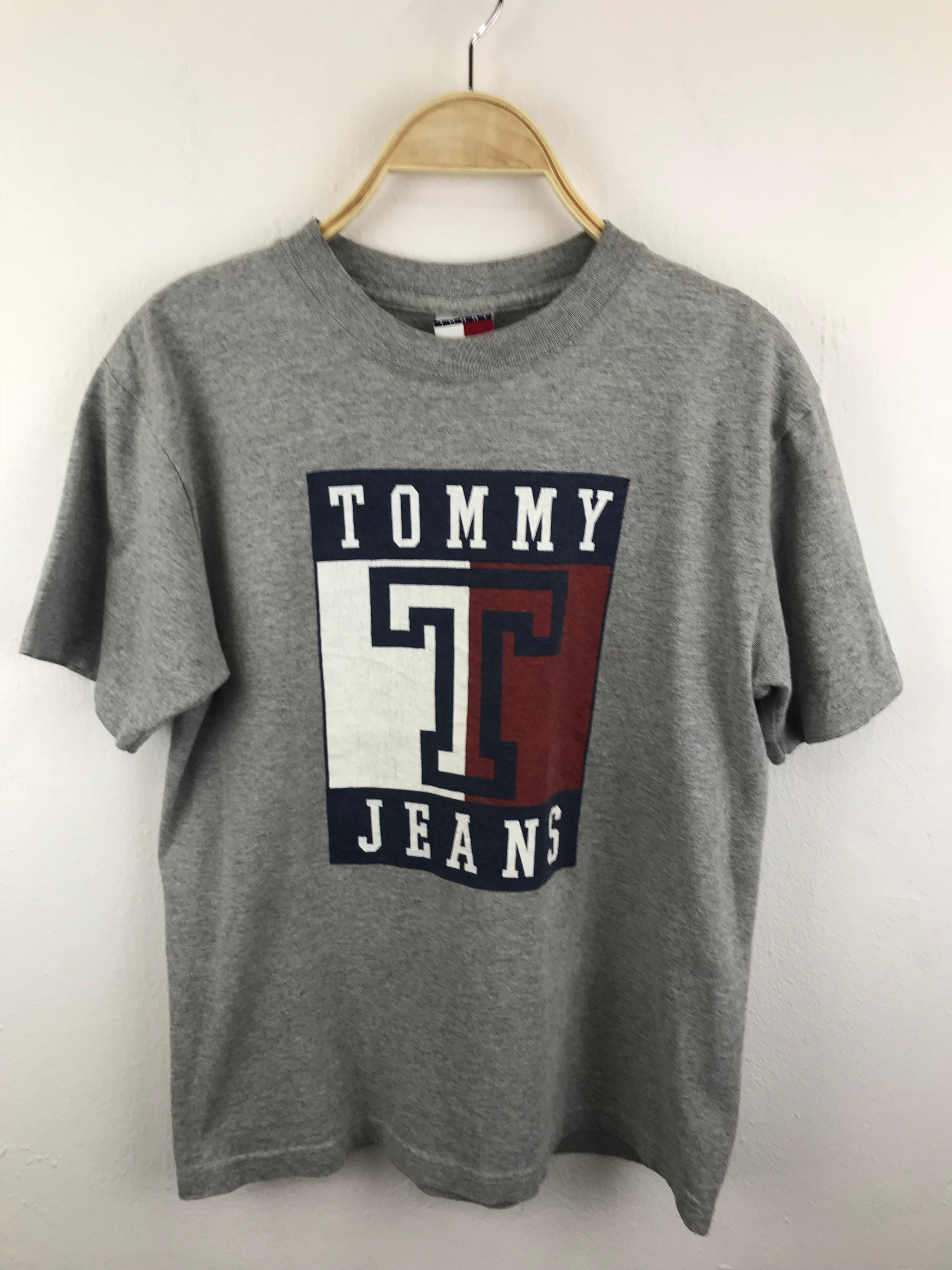 tommy hilfiger big logo t shirt