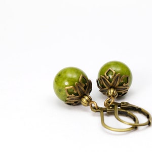 Ohrringe Jadekugel olivgrün Bild 1