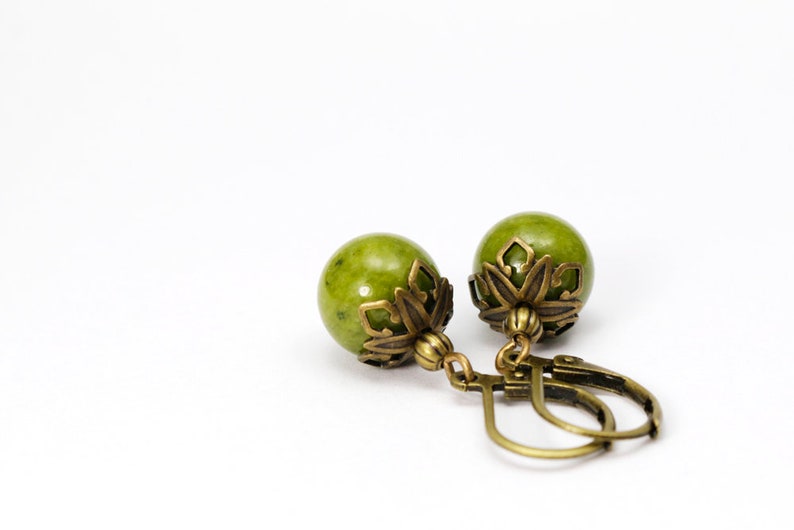 Ohrringe Jadekugel olivgrün Bild 1