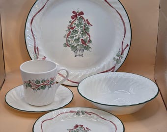 Corelle Holly Days 20 Piece Dinnerware Set for 4 | Retro Vitrelle Green Evergreen & Berry Holiday Tableware, Winter Serving