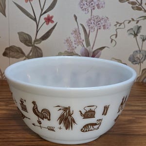 Pyrex Early American 402 Mixing Bowl - 1.5 Pint White with Brown Rooster & Cat Pattern - 1960s MCM Kitchenware
