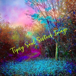 Könnte beinhalten: Ein farbenfrohes, abstraktes Bild eines Baumes in einem Wald mit blauem Himmel und rosa Wolken. Der Text "Tipsy Soul Sister Image" ist in gelber Kursivschrift auf dem Bild geschrieben.