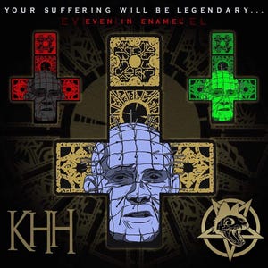 Op de afbeelding: Illustratie met een gestileerd gezicht met spelden, geplaatst in een kruisvorm. De tekst luidt: "YOUR SUFFERING WILL BE LEGENDARY... EVEN IN ENAMEL EL" en de letters "KHH". Er zijn extra grafische elementen aanwezig.