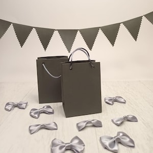 Mini sacs en papier gris, petits sacs cadeaux pour bijoux, cadeaux, anniversaires, baby shower, emballage, occasions spéciales, design élégant