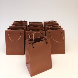 Saco de papel marrom escuro: pequeno, embrulho de presente para aniversário, chá de bebê, joias, festa e casamento