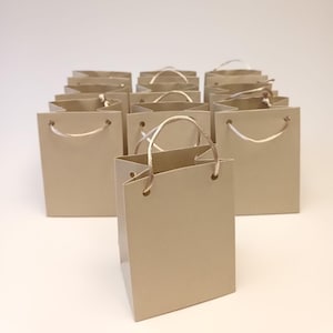 Sacchetto di carta beige: piccolo, carta da regalo per compleanno, baby shower, gioielli, feste e matrimoni