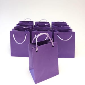 Fioletowa torba papierowa: mała, do pakowania prezentów na urodziny, baby shower, biżuterię, imprezy i wesele