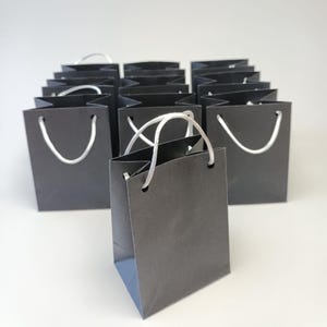 Sac en papier noir : petit, papier cadeau pour anniversaire, baby shower, bijoux, fête et mariage