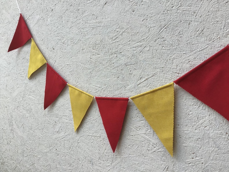 Wimpelkette aus rotem und weinrotem Stoff, Outdoor-Flaggengirlande, Hochzeitsgirlande, Kinderzimmer-Wandbehang, Geburtstagspartygirlande, Spielzimmerdekor Red & Yellow
