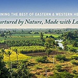 K&ouml;nnte beinhalten: Eine gr&uuml;ne, &uuml;ppige Landschaft mit einem Fluss, der sich durch sie schl&auml;ngelt. Der Text "COMBINING THE BEST OF EASTERN & WESTERN HEALING" und "Nurtured by Nature, Made with Love" wird auf dem Bild angezeigt. Der Text "Harmony" wird am unteren Rand des Bildes angezeigt.