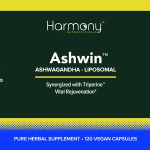 K&ouml;nnte beinhalten: Gr&uuml;nes und gelbes Etikett f&uuml;r Ashwin Ashwagandha-Liposomal Nahrungserg&auml;nzungsmittelkapseln. Das Etikett zeigt den Produktnamen, eine Beschreibung der Inhaltsstoffe und eine N&auml;hrwerttabelle. Das Etikett enth&auml;lt auch das Logo von Harmony Nutraceuticals und die Website-Adresse.
