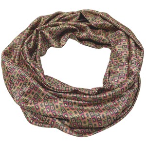 Könnte beinhalten: Rundschal mit sich wiederholendem geometrischen Muster. Der Schal zeigt eine Kombination aus Gold, Rosa und Schwarz. Der Stoff hat einen leichten Glanz, der ihm ein luxuriöses Aussehen verleiht. Der Schal ist zum Tragen um den Hals konzipiert.