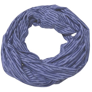 Könnte beinhalten: Ein blauer und weiß gestreifter Infinity-Schal aus weichem, dehnbarem Stoff.