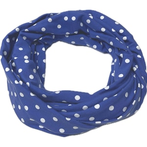 Könnte beinhalten: Blauer Loop-Schal mit weißen Polka-Dots. Der Schal besteht aus einem weichen Stoff und ist in einer kreisförmigen Form geschlungen. Ein vielseitiges Accessoire.