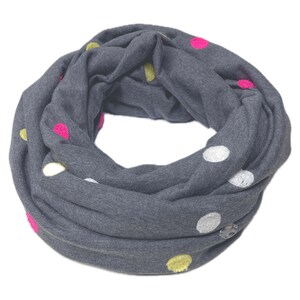 Könnte beinhalten: Grauer Infinity-Schal mit weißen, rosa und goldenen Punkten.