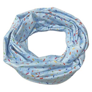Könnte beinhalten: Ein hellblauer Infinity-Schal mit einem bunten Streuselmuster.