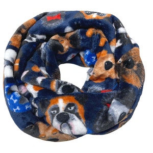 Könnte beinhalten: Ein marineblauer Infinity-Schal mit einem sich wiederholenden Muster aus bunten Hundegesichtern. Der Schal ist aus weichem, plüschem Stoff.