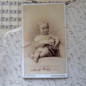 1887 ANTIKES CdV Photo *BABY mit Pferdchen*  Atelierfoto vom Prämierten Photografen in BERLIN