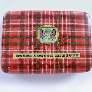 Royal Scotch Mixture Tin, 50 grammi di tabacco da pipa, pezzo da collezione, antico vintage, 9x13x3cm, circa 1920. Bellissima vecchia lattina da collezione contenente 50 g di tabacco da pipa.