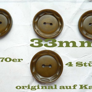 4 Fabrikneue Knöpfe KHAKI Kunststoffknöpfe Original VerkaufsKarte Mantel Jacke Schal Tasche Trachten Zierknopf Schmuckknopf VINTAGE der 1970