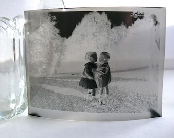 2 süße Negativ-Fotos Kinder im Gras in den 1930ern Ferien auf dem Land VINTAGE Negative