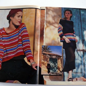 Könnte beinhalten: Zwei Frauen präsentieren verschiedene Kleidungsstile. Die Frau links trägt einen gestreiften Pullover in Rot, Blau und Weiß. Die Frau rechts trägt ein schwarz-weißes Kleid mit einem bunten Gürtel.