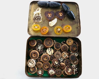 Metal Tin Large 58 Piece SET Traditional Jewelry Buttons Decorated Horn Plastic VINTAGE 1950/70s