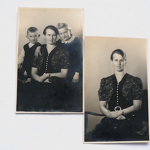 HERDENKINGSFOTO'S 1941 twee prachtige FAMILIEFOTO'S, moeder en haar twee kinderen op ansichtkaartformaat 8,5 x 13,5 cm, vintage kaart met opdracht