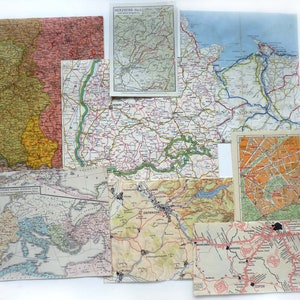 Puede incluir: Una colección de mapas antiguos, que incluyen un mapa de Europa, un mapa de Alemania y un mapa de una ciudad. Los mapas están impresos en papel y tienen un aspecto desgastado y antiguo.