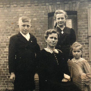 MAMA und ihre 3 Kinder ein schönes stimmungvolles FAMILIEN FOTO, Agfa-Postkarte Erinnerungsfoto aus den 1930ern Vitage Postkarte
