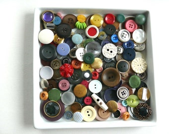 Más de 140 mezclas de botones vintage rojo azul verde amarillo negro + blanco + oro + plata Botones decorativos Botones artesanales Álbum de recortes VINTAGE 1930-80s