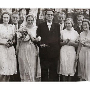 BODA 1950 Novia y Novio Amigas de las Flores Instantánea 13 x 18 cm Vintage Photo ArtJournal Ephemera Crafts Coleccionando Ephemera