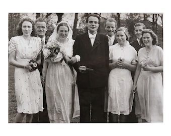 HOCHZEIT 1950 Brautpaar BlumenMädchen Freunde Schnappschuss 13x18cm Vintagefoto ArtJournal Ephemera Basteln Sammeln Ephemera