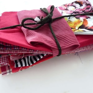 Könnte beinhalten: Rustikales Holzschild mit dem Text "Welcome to our porch" in weißer Schrift. Das Schild hat eine verwitterte Oberfläche und ein schlichtes, einladendes Design, ideal für die Außendekoration.