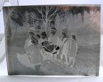 2 foto in negativo di cugini in vacanza in campagna negli anni '30