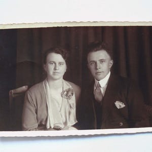 1932 MAGDA+HERMANN ansichtkaart AtlierFoto donkerbruine kwaliteitsfoto's - herinnering mama en papa Voß VINTAGE ca. 9 x 14 cm
