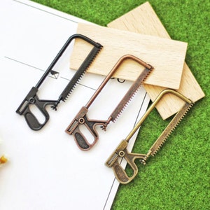 Miniatursäge (2 Stück) Puppenhaus-Miniaturen Puppenhaus-Säge Mini-Säge Diorama-Miniaturen Lieferungen Puppenhaus Dekor Wohnkultur Geschenk für Sie