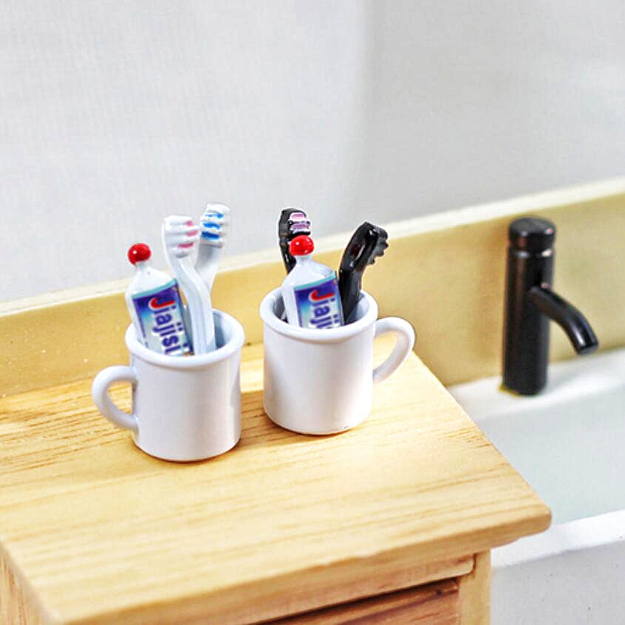Set De 9 Mini Accesorios De Baño Para Casa De Muñecas – Escala 1:12 – Cepillos, Pasta De Dientes, Secador Y Espejo – Ideal Para Decorar Habitaciones De Muñecas – No Apto Para Niños Pequeños