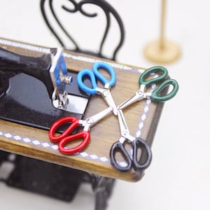 Miniatur Schere (2 Stück) Puppenhaus Miniaturen Diorama Miniaturen Lieferungen Miniaturen für Ohrringe Charms Essen Schmuck Geschenk für Sie