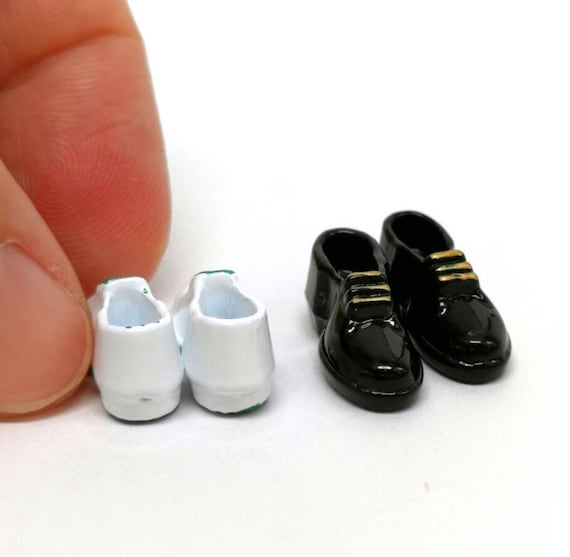 Paire de chaussures miniatures décoratives peintes. (D'occasion) à Grandson pour CHF 10 - avec