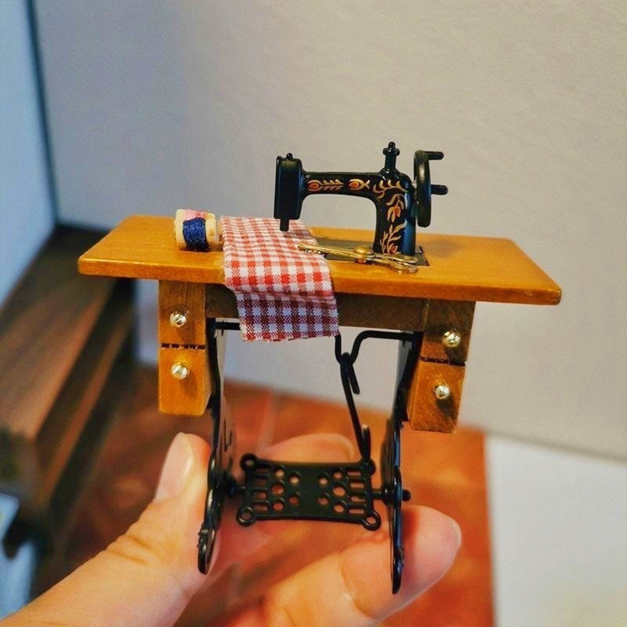 Mini Macchina Da Cucire Vintage In Scala 1:12 Per Casa Delle Bambole - Accessorio In Legno E Metallo